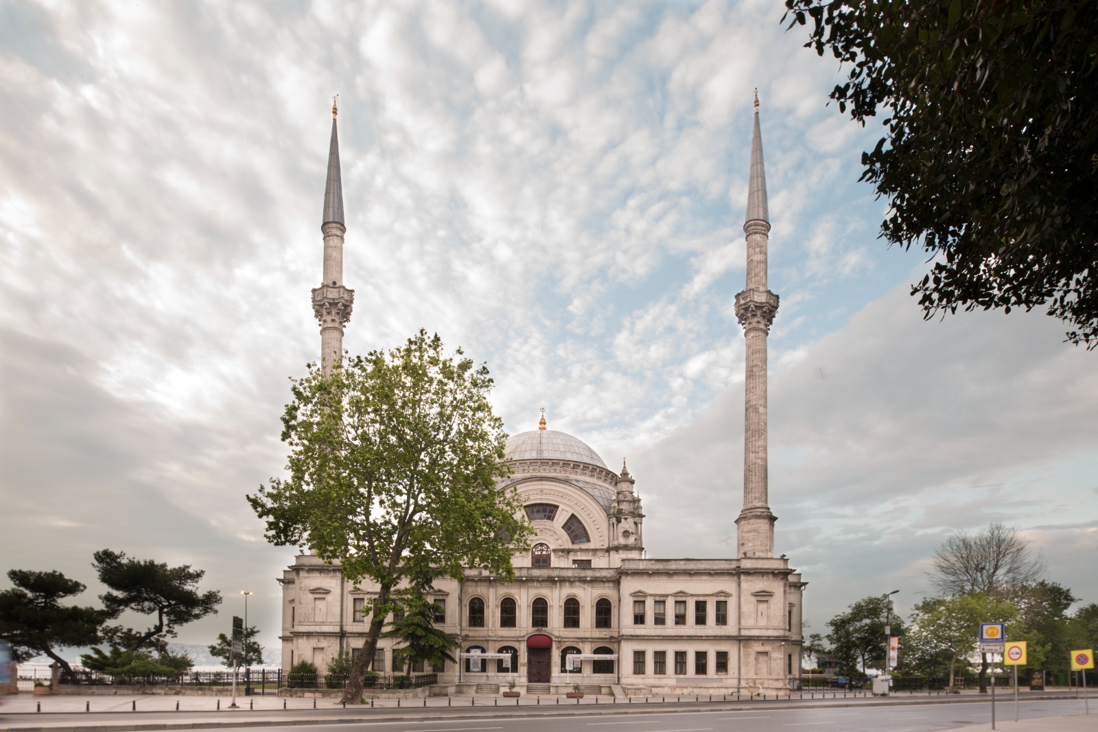Bezmiâlem Vâlide Sultan Camii (Dolmabahçe Camii)